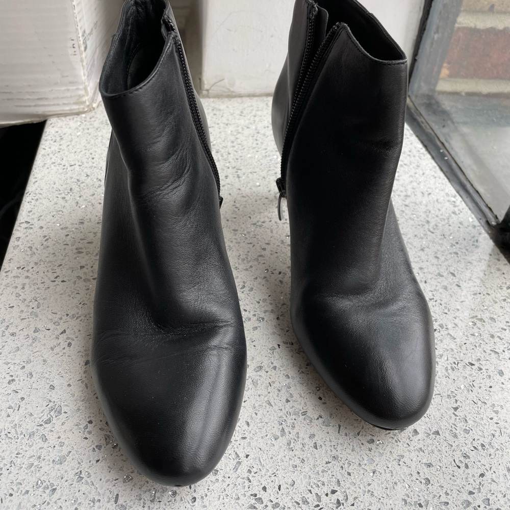 Via Spiga  black  leather  booties size 6.